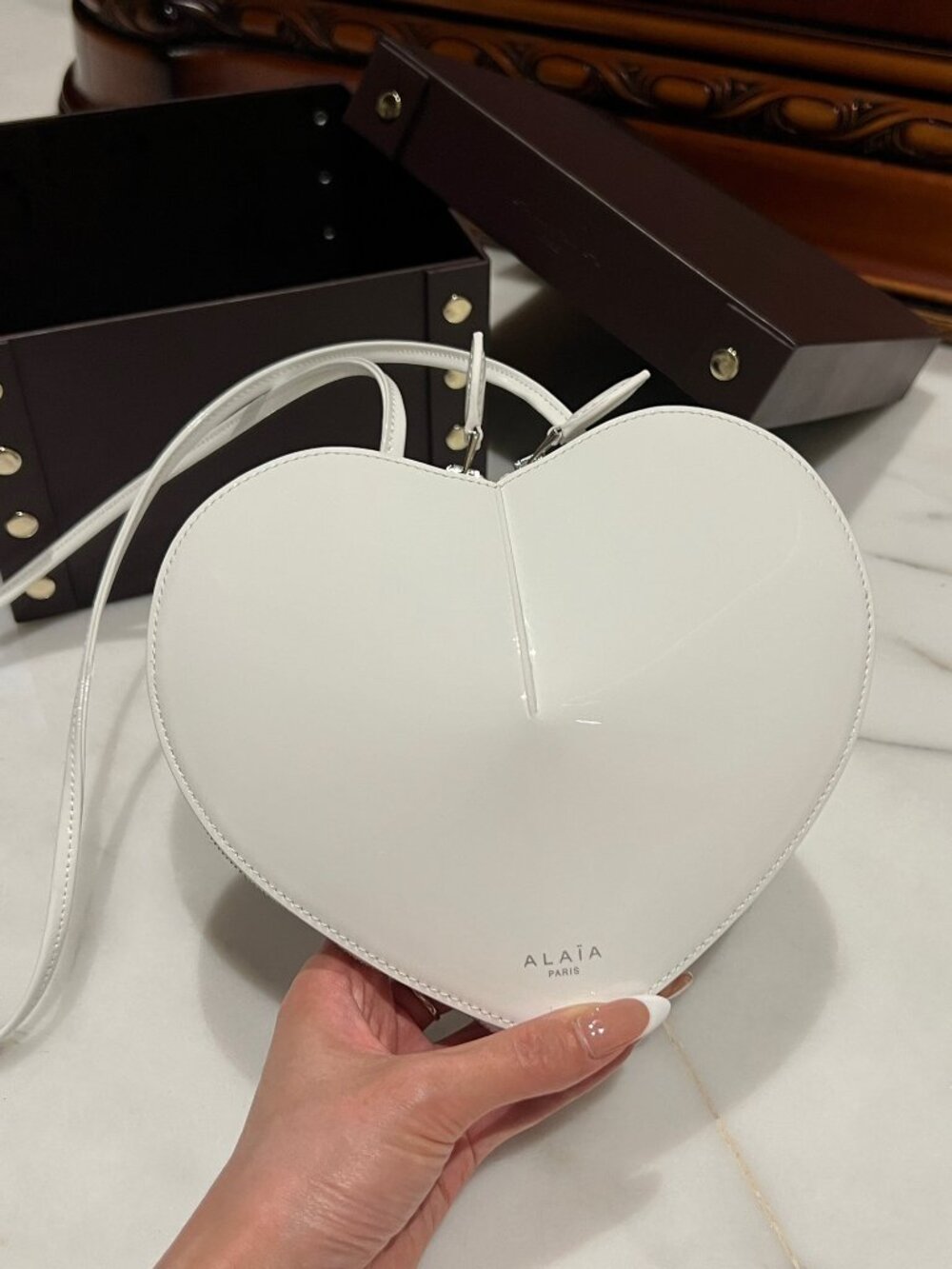 ALAÏA White Patent Leather Heart Crossbody Bag - Picture 5 of 7